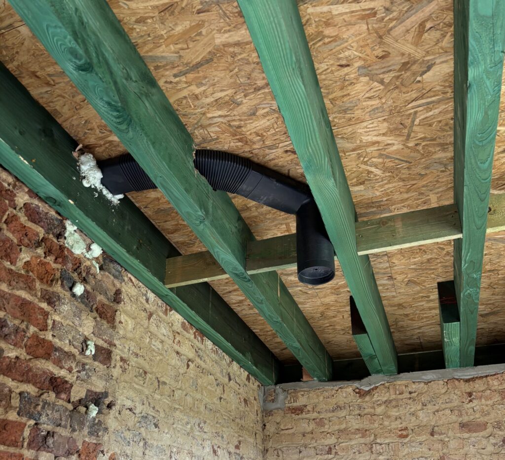 plomero ventilatie buis zolderruimte